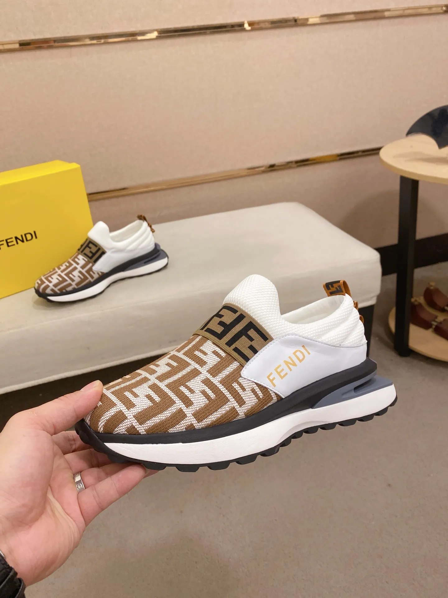 Men's shoes 💰 462💰 (FENDI) New style 👊🏻 upper 🇮🇹 imported cowhide fabric 🇩🇪 lining imported sheepskin lining. The original outsole is molded to highlight the identity of every man, and the upper foot is stable and stable🚶🏻🚶🏻The high-end custom counters reproduce the original version📯No matter the wind or rain, the shoe last remains unchanged and can withstand the verification of time🔍️,🔵 Size: 38-44 (45 is custom-made and cannot be returned or exchanged